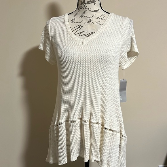 NWT this blouse 👚 is beautiful and super soft - Picture 1 of 3